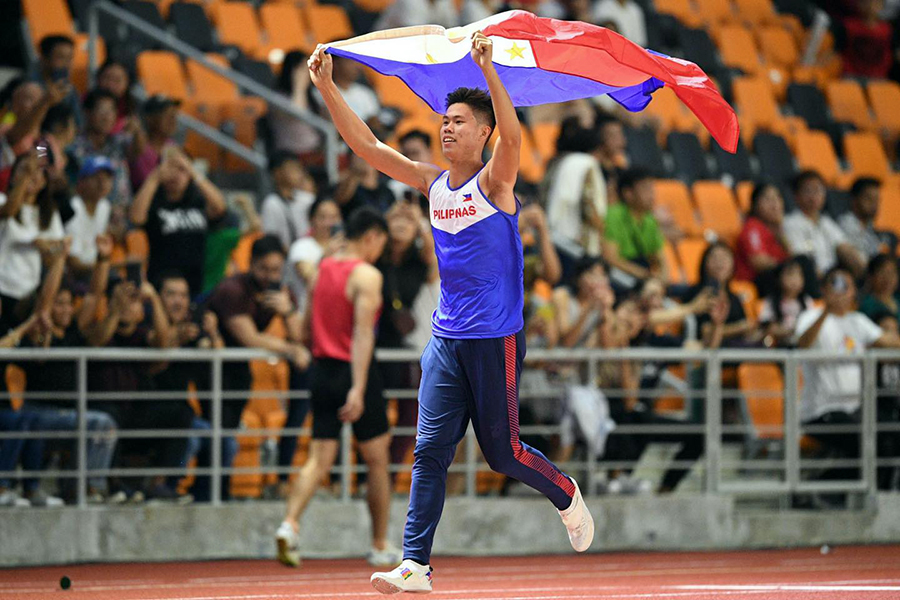 Vua nhảy sào Philippines EJ Obiena “thoát hiểm cửa hẹp” dự SEA Games 31