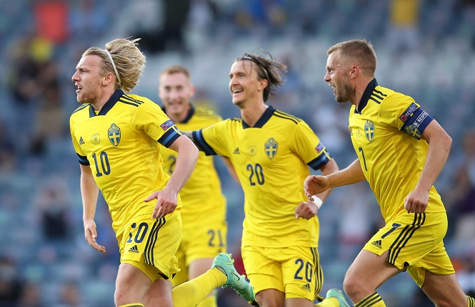 Forsberg lỡ cơ hội lập hat-trick v&agrave; vượt qua Ronaldo do khung gỗ