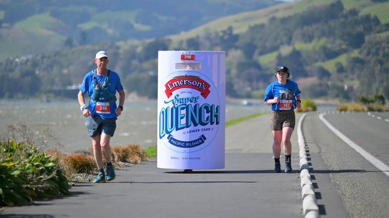 Mặc trang phục hình lon bia nặng 20kg chạy marathon