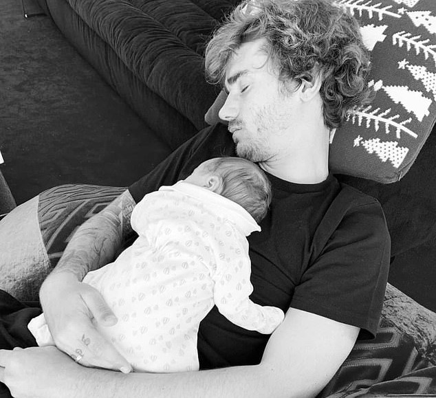 Griezmann đón đứa con thứ ba với sự bất thường kỳ lạ