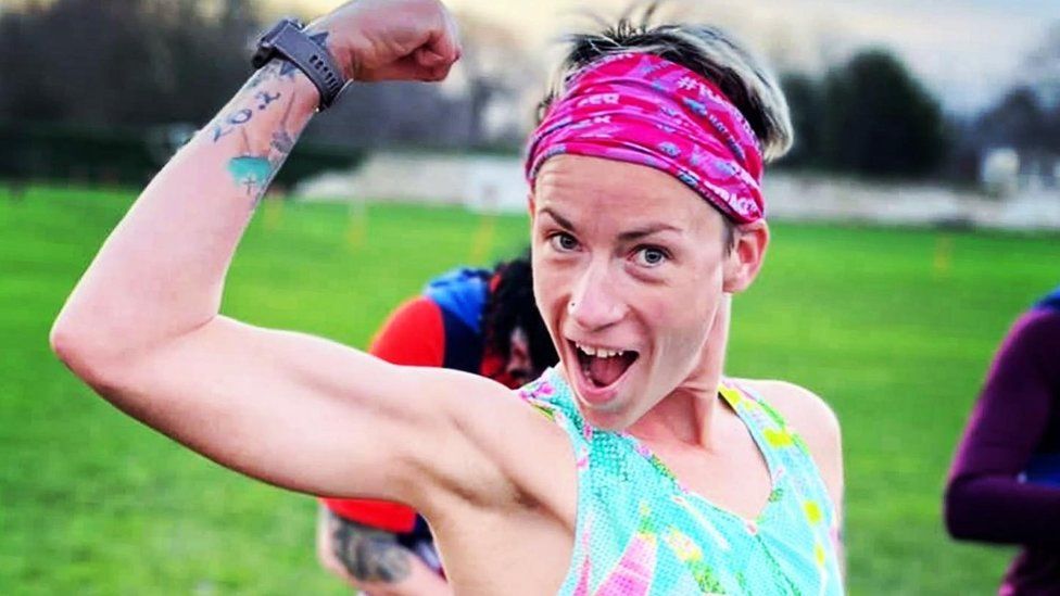 Cô gái lập kỷ lục thế giới chạy 106 marathon 106 ngày liên tiếp dù rạn xương đầu gối