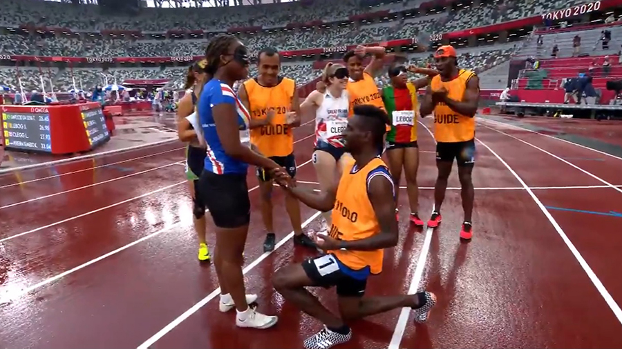Cô gái khiếm thị được cầu hôn đầy xúc động trên đường chạy Paralympic Tokyo