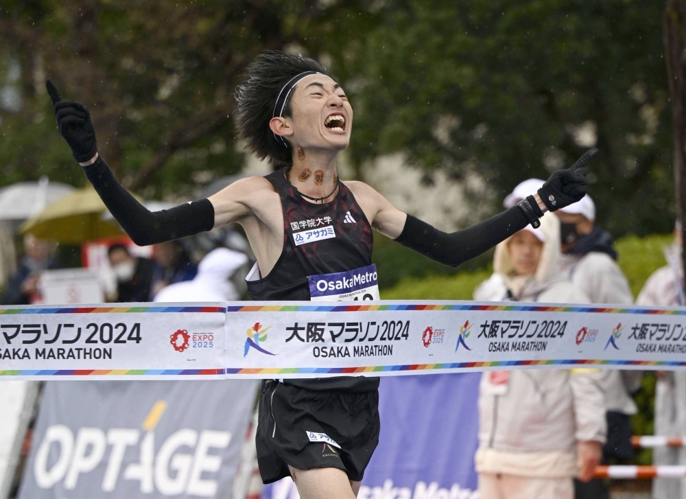 Chàng sinh viên Nhật 21 tuổi gây sốc ở lần đầu chạy marathon dù chưa giành suất dự Olympic Paris 2024