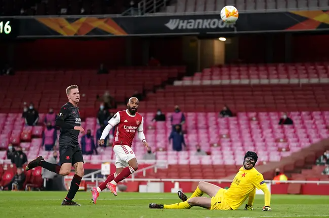 CĐV Arsenal choáng khi Lacazette bỏ lỡ cơ hội mười mươi