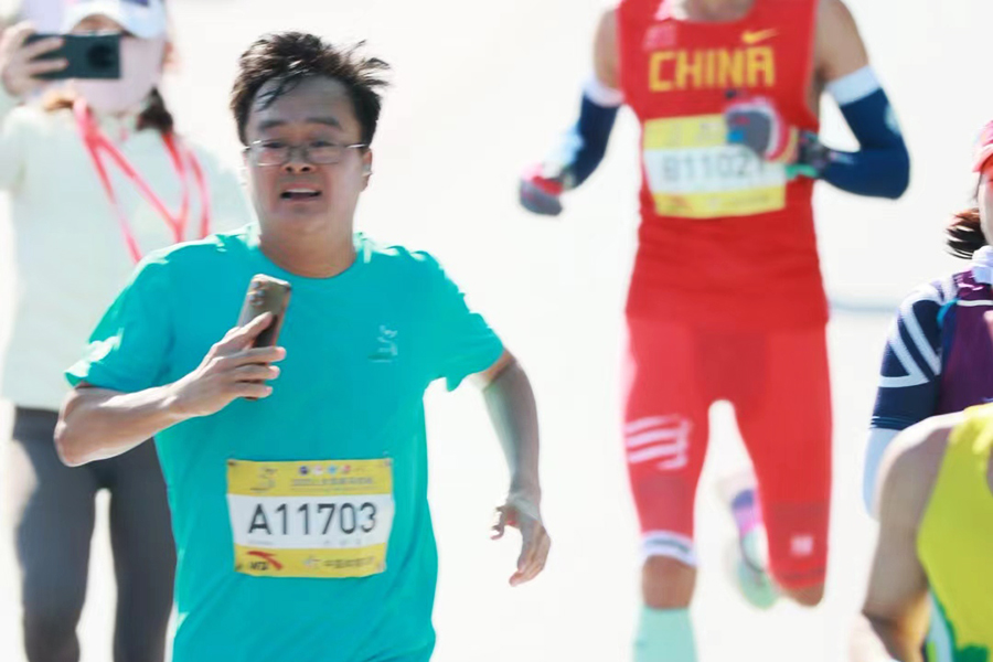 Thị trưởng chạy marathon 3 giờ 47 phút gây sốt tại Trung Quốc
