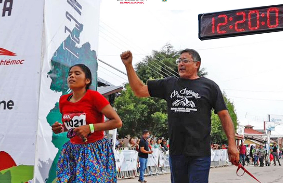 Cô gái “đứng bục” giải siêu marathon đường mòn, chạy 100km với dép mỏng tự chế