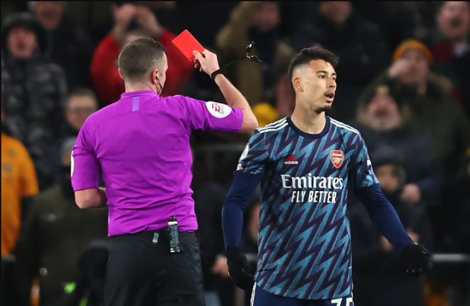 Martinelli của Arsenal nhận 2 thẻ vàng kỷ lục trong vòng... 5 giây