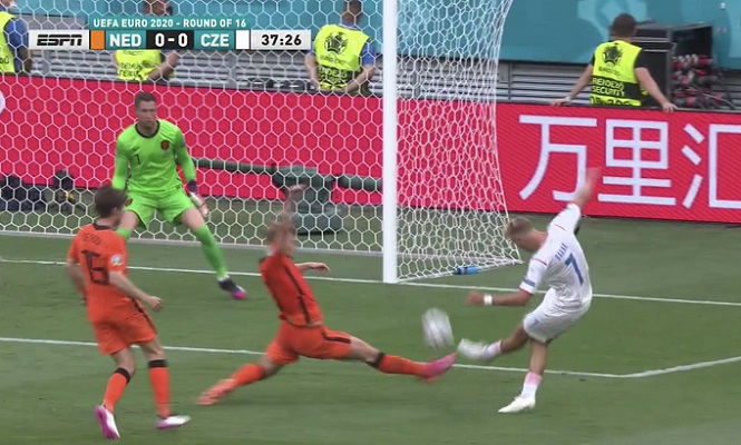 Matthijs de Ligt từ cứu thua xuất sắc trở thành tội đồ của Hà Lan