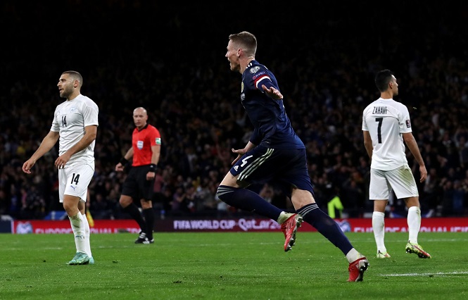 CĐV MU phát cuồng khi McTominay ghi bàn trong “Fergie time”