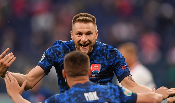 Hậu vệ Slovakia khiến Lewandowski “tắt điện” tại EURO 2021 là ai?