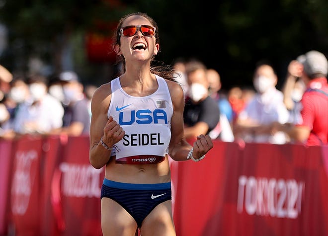 Cô gái rạn xương vai vì vấp chó khi tập chạy, giành HCĐ marathon nữ Olympic Tokyo