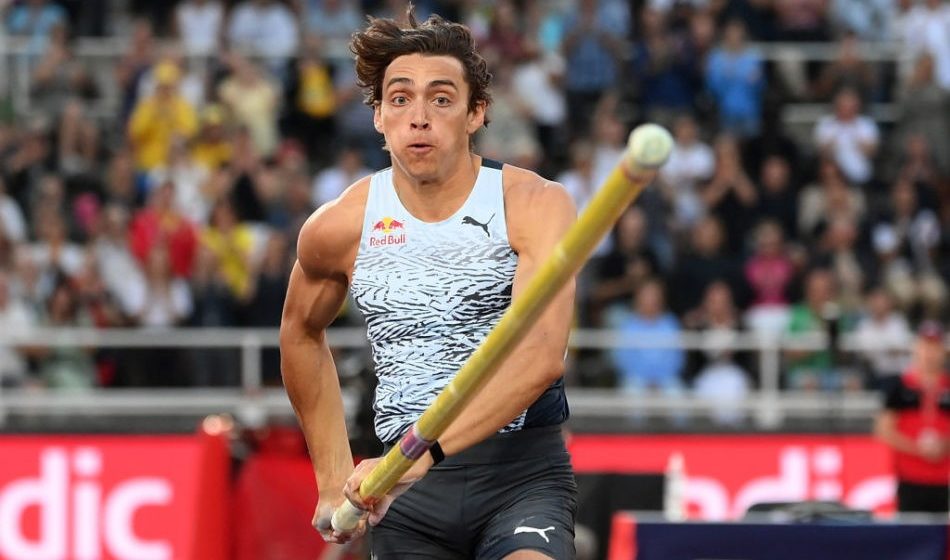 Mondo Duplantis nâng mốc kỷ lục thế giới nhảy sào ngoài trời lên 6m16