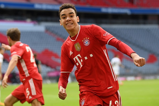 Sao trẻ Bayern Munich đi vào lịch sử Bundesliga bằng cú đúp