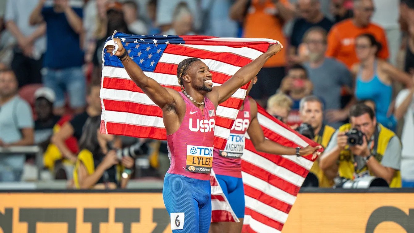 Noah Lyles giành cú đúp chạy ngắn, 3 lần vô địch giải điền kinh thế giới chạy 200m Noah Lyles giành cú đúp chạy ngắn, 3 lần vô địch giải điền kinh thế giới chạy 200m
