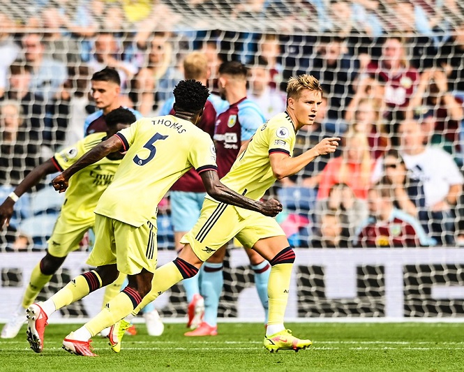 Odegaard gia nhập danh sách sút phạt thành bàn cho Arsenal