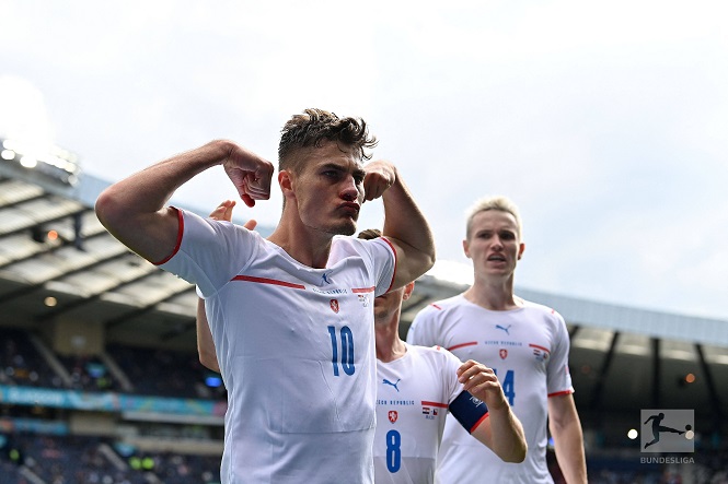 Người hùng Patrik Schick “đổ máu” để đổi lấy phạt đền cho CH Séc Người hùng Patrik Schick “đổ máu” để đổi lấy phạt đền cho CH Séc
