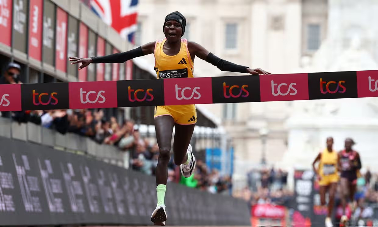 Ngôi sao điền kinh Kenya phá kỷ lục thế giới chạy 42,195km “toàn nữ” tại London Marathon 2024