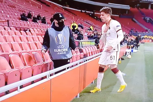Cầu thủ Roma bị ném bóng và nhận thẻ do câu giờ ở Europa League