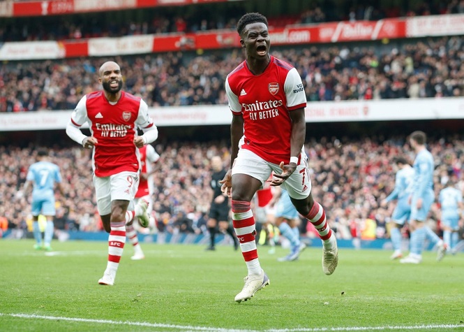 Saka gi&uacute;p Arsenal chấm dứt 560 ph&uacute;t đau khổ trước Man City