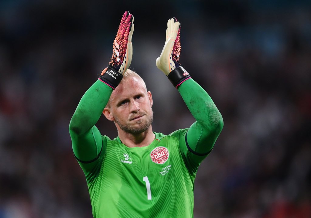 Schmeichel cản phá phạt đền của Kane dù bị chiếu laser