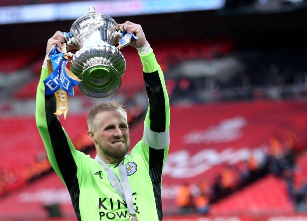 Schmeichel tỏa sáng cùng Leicester để tái hiện thành công của cha