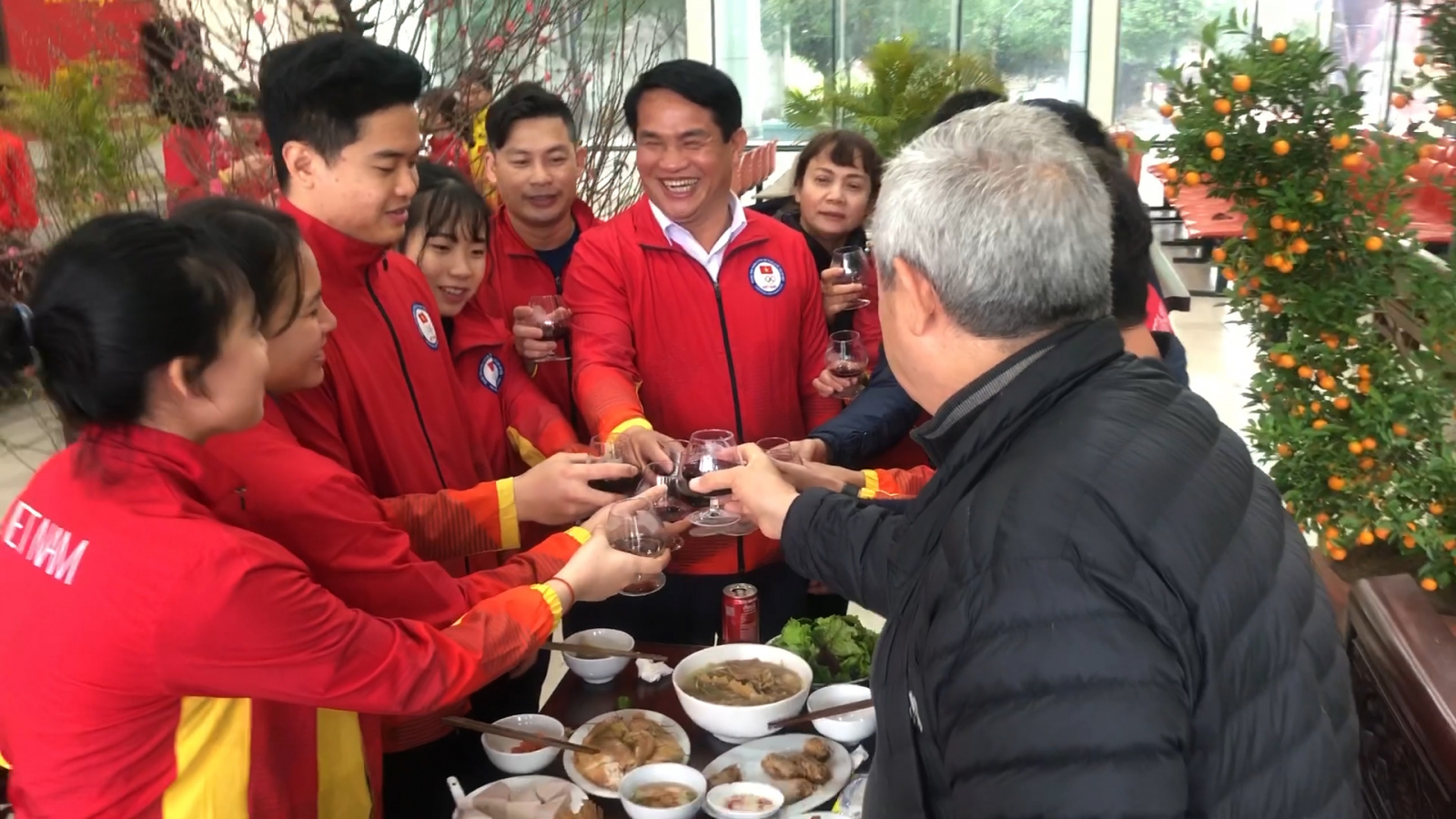 Bữa cơm tất niên hân hoan của những VĐV không được về quê ăn tết