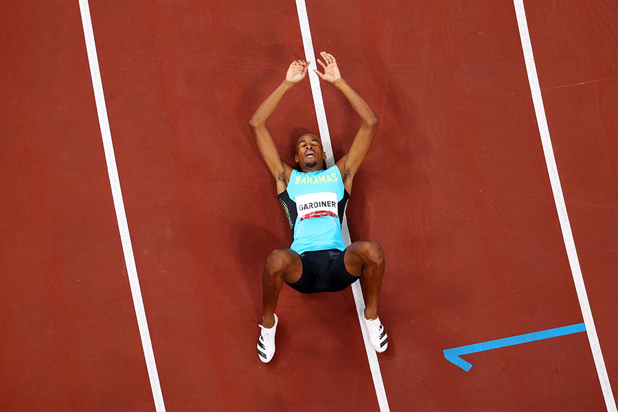 Chàng trai Bahamas đi vào lịch sử điền kinh sau HCV 400m Olympic Tokyo