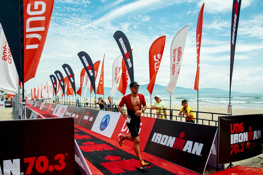 Michael Cassinides và Hạnh Nguyễn vô địch VNG IRONMAN 70.3 Việt Nam 2022
