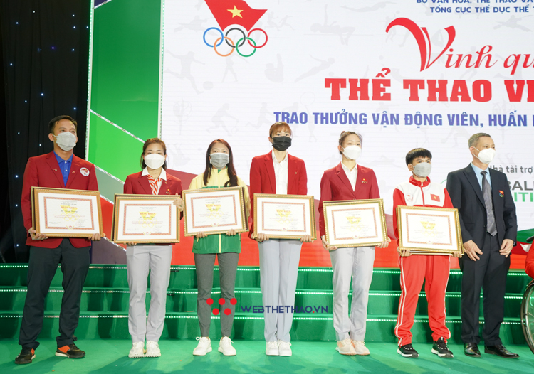 Nguyễn Thị Oanh v&agrave; Qu&aacute;ch Thị Lan rạng ngời trong lễ trao thưởng VĐV ti&ecirc;u biểu năm 2021