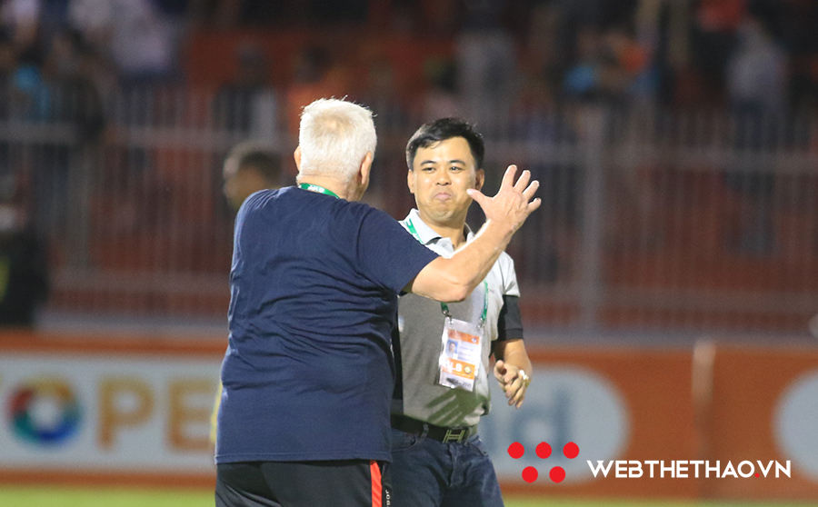 Màn ăn mừng độc lạ của "bố già" Petrovic trên sân Quy Nhơn