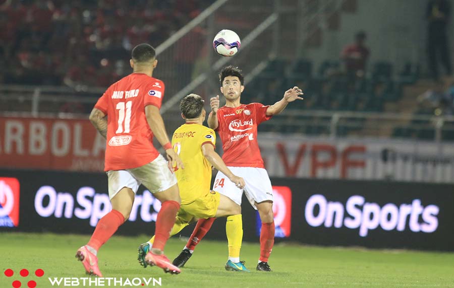 Thêm một quyết định lịch sử: V.League 2021 "vắt" sang năm....2022