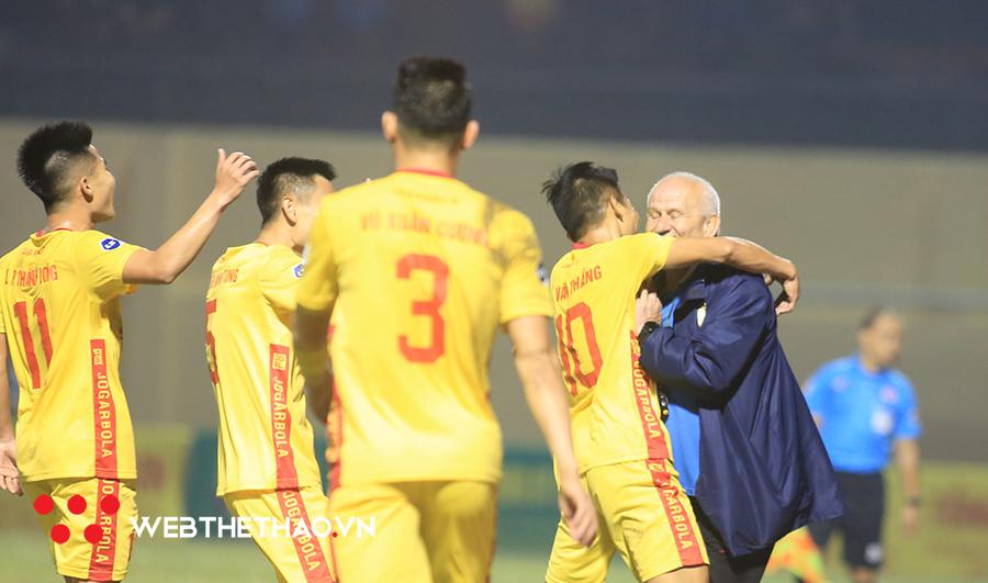 Thắng "điếc" và cái duyên với "bố già" Petrovic