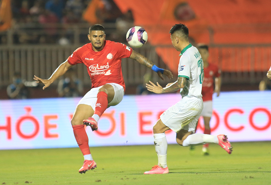 Chuyện của V.League: Nhà giàu Hà Nội FC, TP HCM sống cảnh... ăn đong