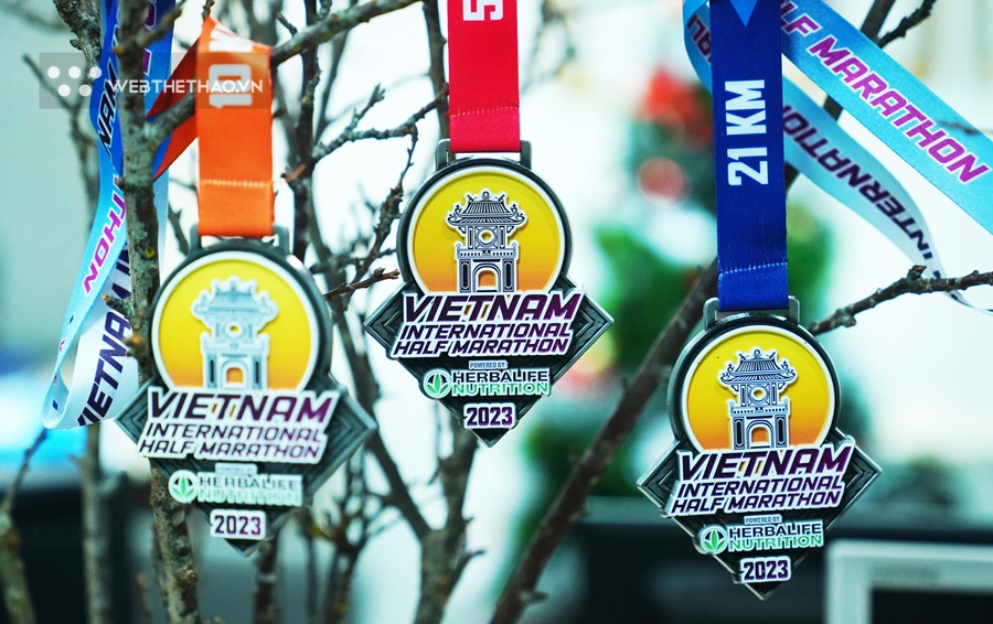 Huy chương ho&agrave;n th&agrave;nh đẹp ngỡ ng&agrave;ng của Giải B&aacute;n Marathon Quốc tế Việt Nam 2023 t&agrave;i trợ bởi Herbalife Nutrition