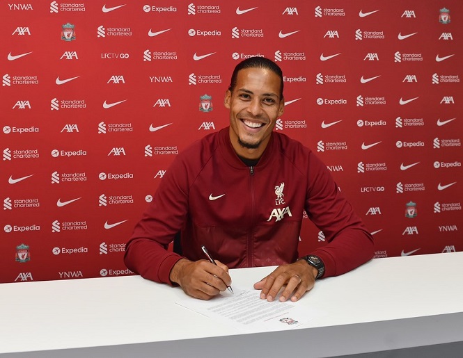 Thêm Van Dijk cam kết tương lai với Liverpool