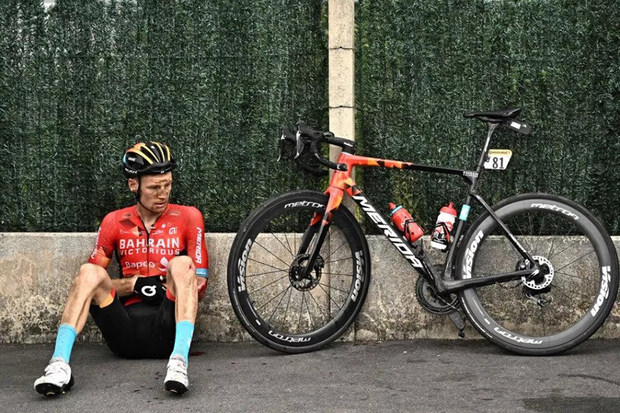 Áo vàng Wout van Aert va chạm với ô tô, chặng 5 Tour de France 2022 diễn ra “hỗn loạn”