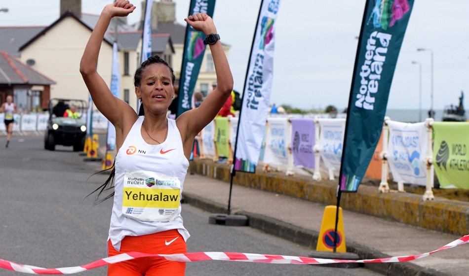Cô gái Ethiopia phá sâu kỷ lục thế giới chạy bán marathon Cô gái Ethiopia phá sâu kỷ lục thế giới chạy bán marathon