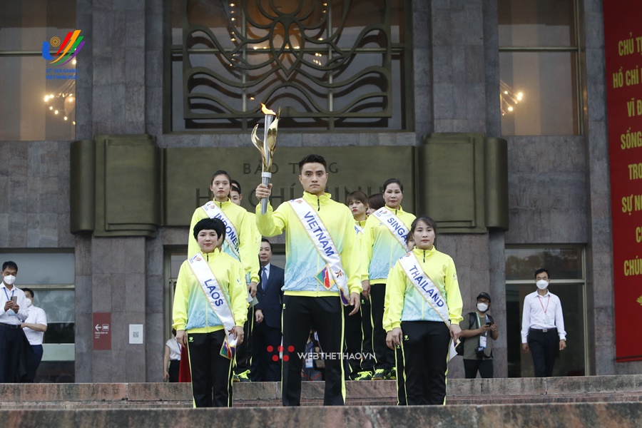 11 tuyển thủ rước đuốc trên đường phố Hà Nội trong Lễ xin lửa SEA Games 31