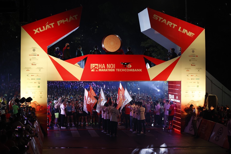 Đỗ Quốc Luật và Nguyễn Thị Oanh xuất sắc vô địch Giải chạy Hà Nội Marathon Techcombank 2022