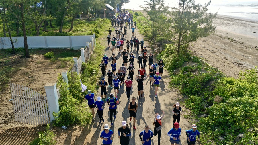 Gần 300 ch&acirc;n chạy thu gom r&aacute;c v&agrave; khởi động adidas Run for the Oceans 2022 tại Cần Giờ
