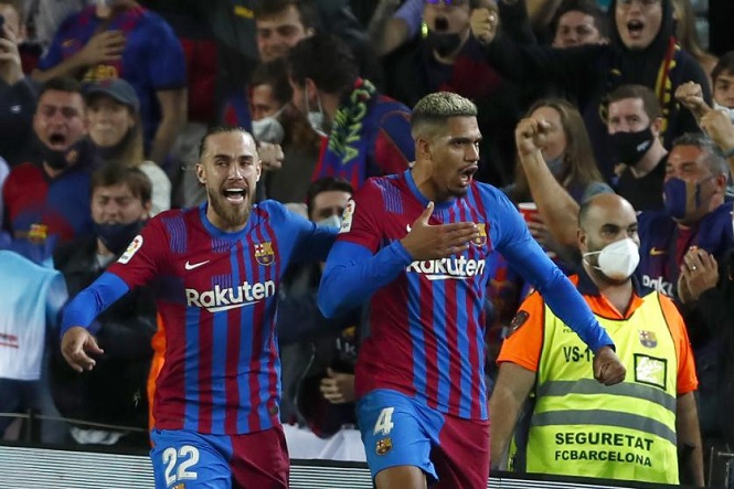 Hàng thủ Barca có tuổi trung bình chưa đầy 20 khi Pique ngồi dự bị