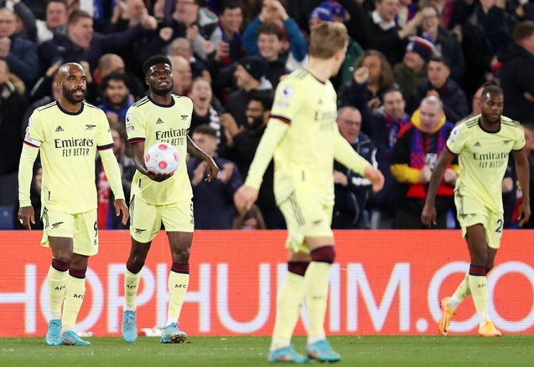 Arsenal thua sốc trong cuộc đua Top 4, MU mừng thầm