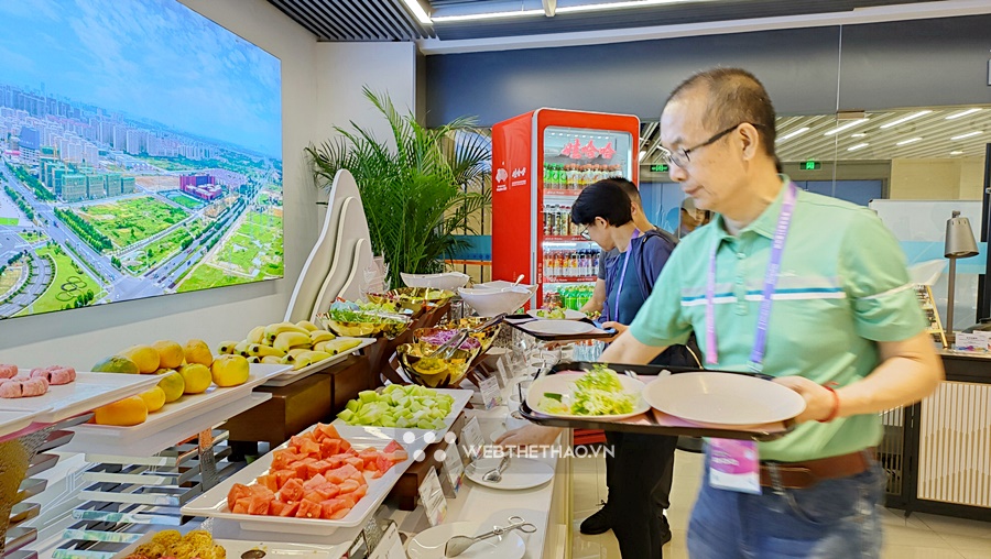 Nhà ăn phục vụ hàng nghìn phóng viên, trăm món tự chọn, giá khoảng hai bát phở ở Asiad 19