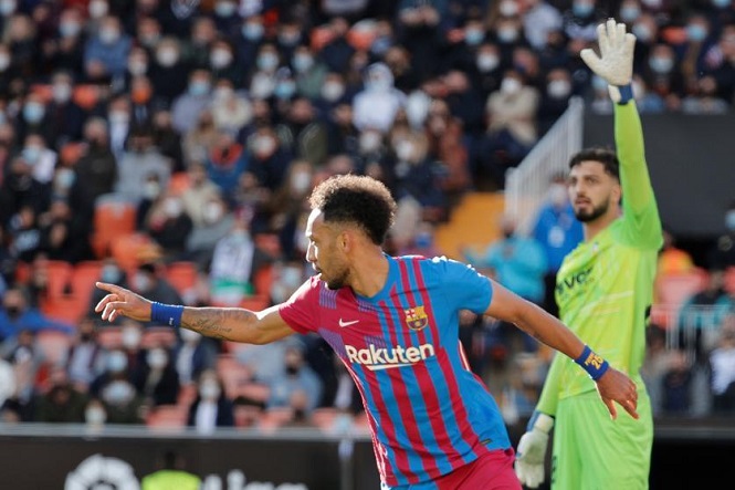 Aubameyang vừa ra mắt đã đi vào lịch sử cùng Barca