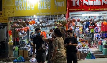 Giá vé trận Hà Nội vs HAGL bị thổi gấp 10 lần, phe vé ẩu đả với khán giả ngoài sân Hàng Đẫy