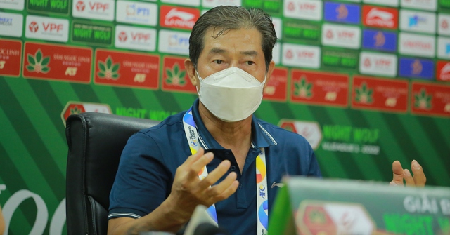 HLV Bae Jiwon: Hoàng Đức cần đi bệnh viện để kiểm tra chấn thương