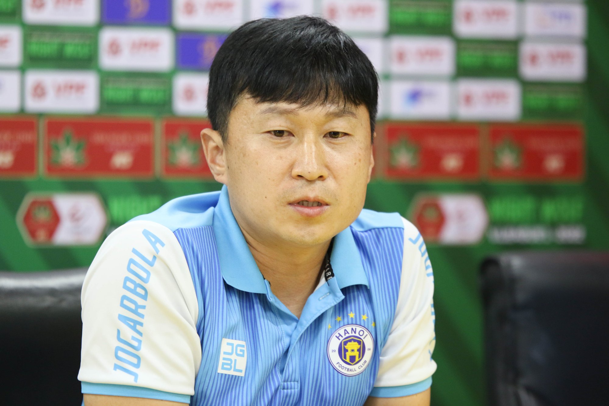 Duy Mạnh nhận thẻ đỏ, HLV Chun Jae Ho cầu xin truyền thông công tâm với cầu thủ Hà Nội