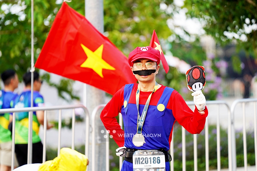 Ông bố 40 tuổi mặc trang phục “Siêu Nấm Mario” chinh phục giải chạy BaDen Mountain Marathon