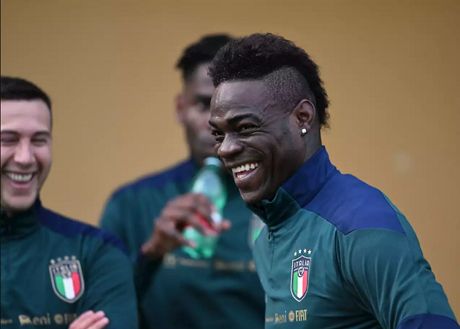 Balotelli tự tin cùng đẳng cấp với… Ronaldo và Messi