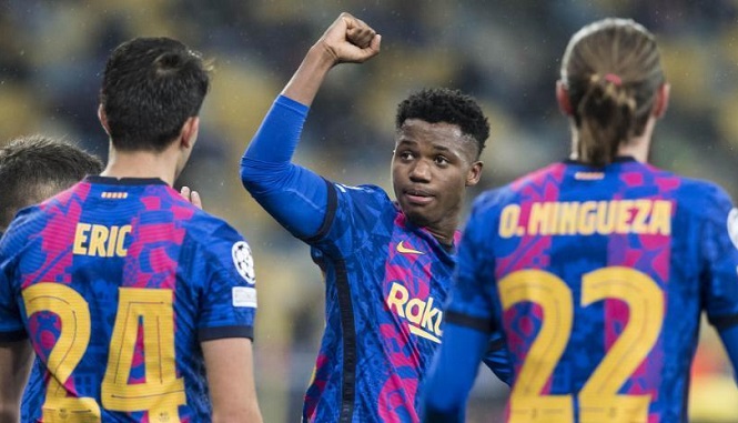 Barca gây kinh ngạc về đội hình trẻ với 7 cầu thủ cây nhà lá vườn